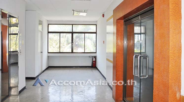  1  Apartment For Rent in Sukhumvit ,Bangkok BTS Nana at Perfect for Pet lovers Apartment, near NIST Intl AA10559